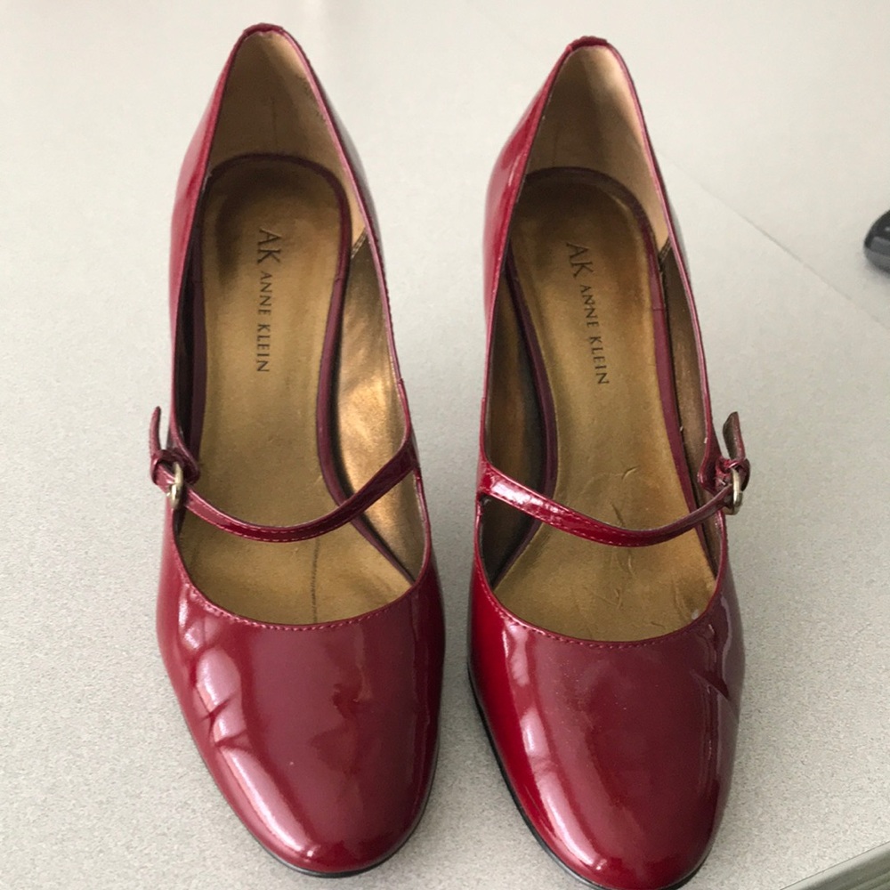 2.5 inch heel red shoes